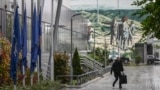 Një burrë kalon pranë ndërtesësë së Qeverisë së Kosovës, prill 2024.