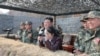Sjevernokorejski lider Kim Jong Un i njegova kćerka Kim Ju Ae prisustvuju demonstracijama tokom obuke zračnih i amfibijskih borbenih jedinica Korejske narodne armije na ovoj slici koju je 16. marta 2024. objavila Korejska centralna novinska agencija. 