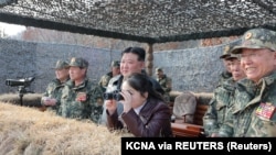 Кім Чен Ин (по центру) та північнокорейський уряд регулярно заявляють про можливість війни з Південною Кореєю