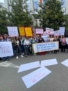 Protest građana i nevladinih organizacija ispred Apelacionog suda zbog smanjenja kazne za silovanje djevojcice