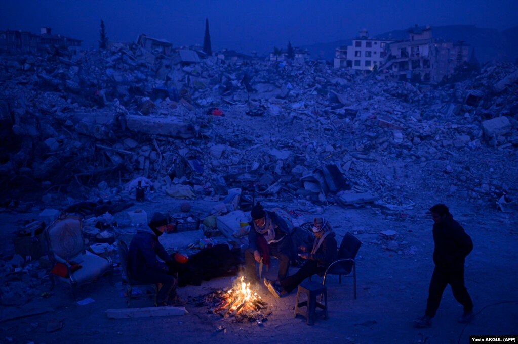 I residenti attendono notizie sui loro parenti a Hatay, al confine tra Turchia e Siria, dopo il terremoto di magnitudo 7,8.  Il numero delle persone uccise dal terremoto fu di circa 40.000.  14 febbraio 2023 