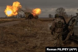 Шведська гаубиця Archer, якою керують українські бійці 45-ї артилерійської бригади, веде вогонь по російських позиціях у Донецькій області, 20 січня 2024 року