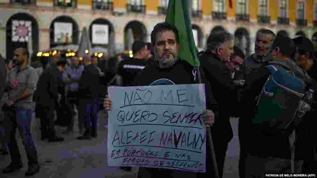 Egy rendőr egy &bdquo;Nem akarom magam Alekszej Navalnijnak érezni Portugáliában és a portugál rendőrségben&rdquo;&nbsp;feliratú plakátot tart a fizetésemelést követelő tüntetésen február 19-én Lisszabonban