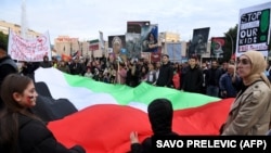 Učesnici protesta sa ogromnom palestinskom zastavom u Podgorici 12. novembar
