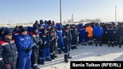 Hundreds of workers of the West Oil Software company protest to demand better labor conditionsat the Zhetibay oilfield in Kazakhstan's Mangystau region on December 15.

