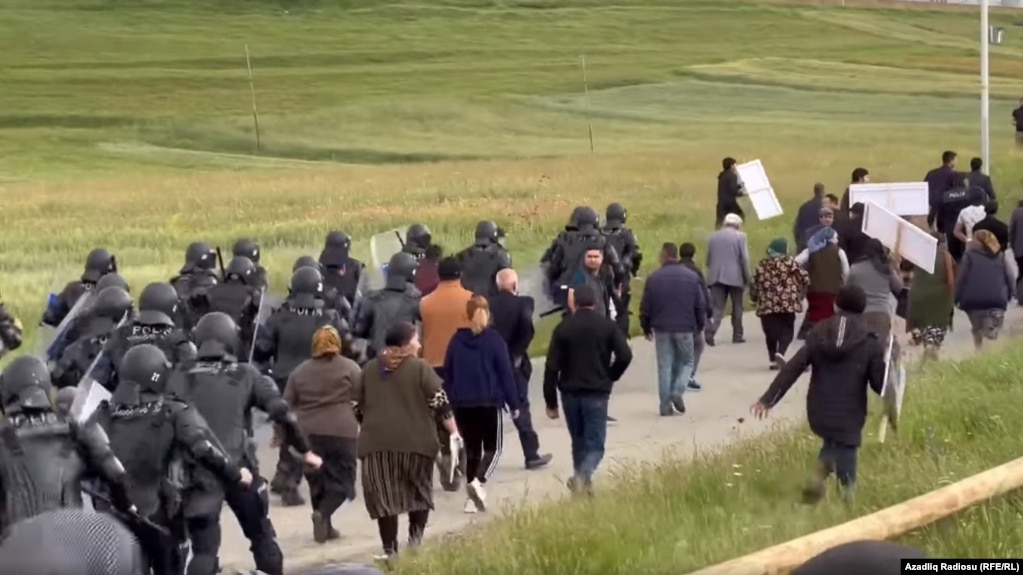 Ոստիկանությունն արգելել է Հայաստանին սահմանակից ադրբեջանական գյուղում բողոքի ցույցերը. «Ամերիկայի ձայն»