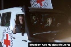 Vozilo Crvenog krsta u konvoju za koji se veruje da prevozi taoce koje je oslobodio Hamas, na prelazu Rafa, 25. novembar 2023.