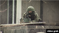 Солдат РФ возле здания Верховного Совета АР Крым, 2014 год