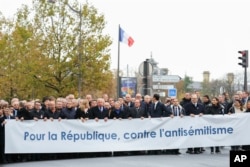 „Pentru Republică, împotriva antisemitismului” - banner purtat de lideri ai lumii politice franceze la marșul de la Paris, 12 noiembrie 2023.