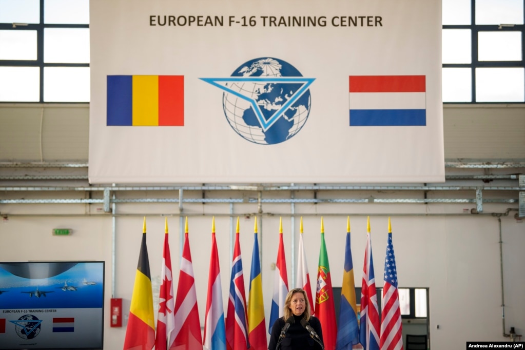 Il ministro della Difesa olandese, Kajsa Ollongren, ha dichiarato durante l'inaugurazione: "Il prossimo passo è l'inizio dell'addestramento con equipaggi, piloti ed equipaggi rumeni e, ovviamente, la pianificazione in anticipo, anche per l'Ucraina."  I Paesi Bassi forniranno i primi F-16 per la base di addestramento, mentre il produttore di aerei statunitense Lockheed Martin fornirà istruttori e manutenzione al centro di addestramento.   