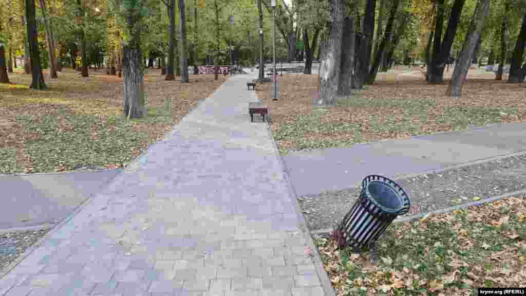 Местным вандалам мешают урны в парке на благоустроенной территории у ДКП