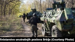Rendőrségi razzia a Szerbia és Magyarország határán lévő erdőben 2023. november 2-án