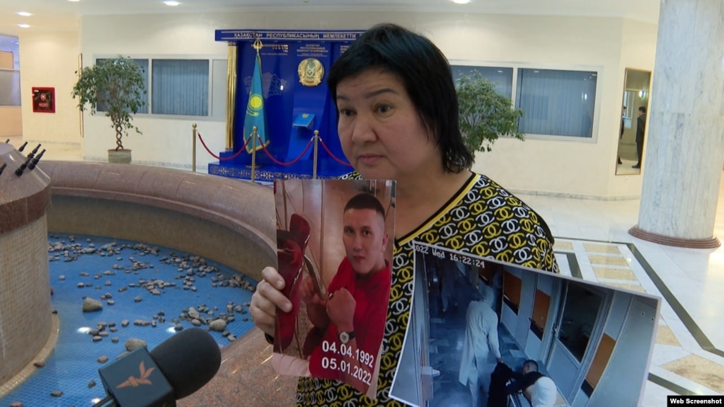 Бибигуль Алишева с фото погибшего сына. Астана, 18 января 2024 года