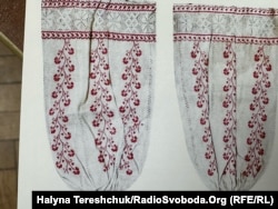 Сучасні майстрині відтворили рукави з сорочки Лесі Українки