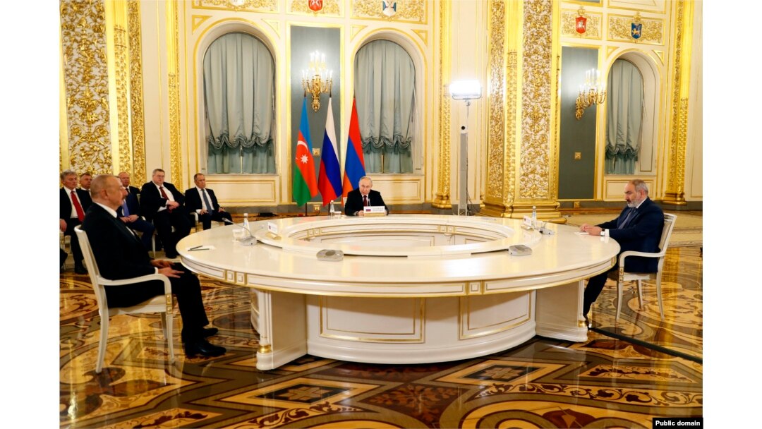 Ильхам Алиев, Владимир Путин и Никол Пашинян на переговорах в Москве. 25 мая 2023 года