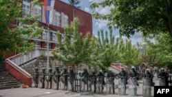 Vojnici NATO-a i pripadnici međunarodne vojne policije u Zvečanu na severu Kosova, 30. maj 2023.