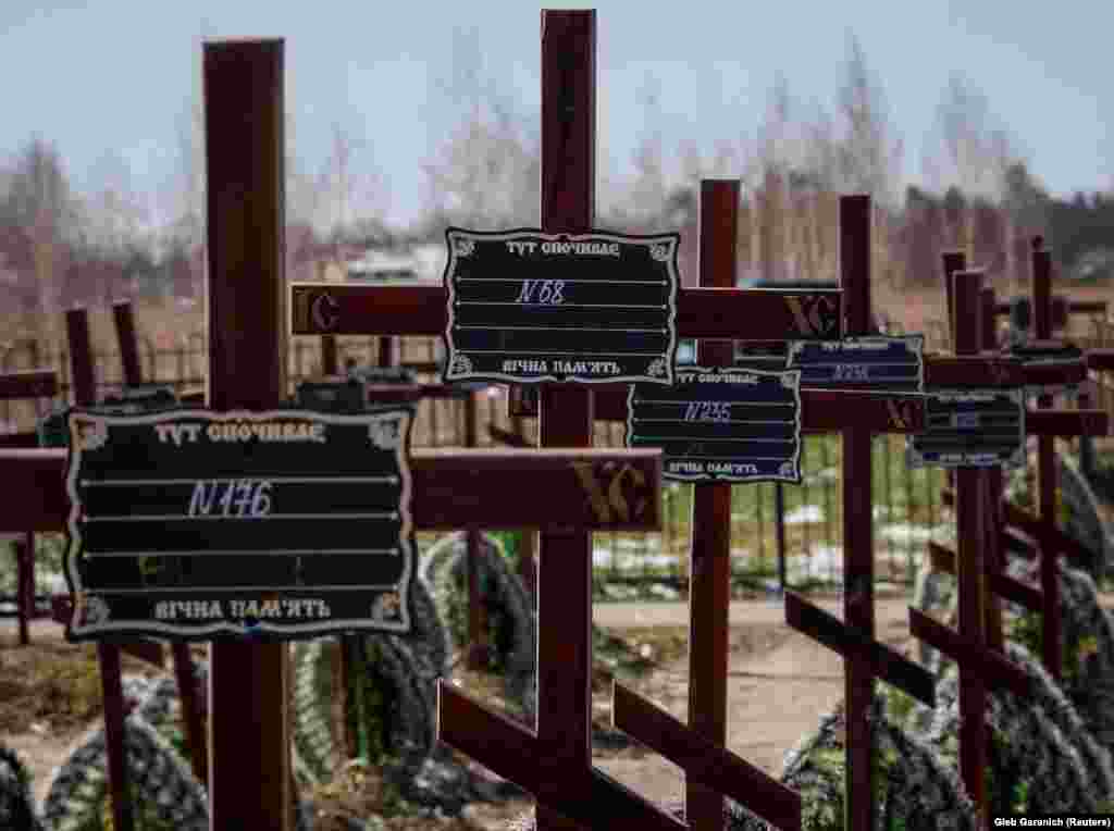 Могили неідентифікованих осіб, у тому числі дітей, убитих під час російської окупації Бучі, позначені номерами