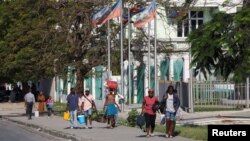 Mještani bježe iz svojih domova nakon novog talasa nasilja koji je pogodio Port-o-Prins, Haiti, 3. mart 2024.