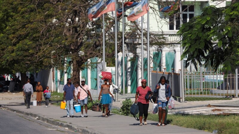 Порт-о-Пренсте мыңдаған тұтқын түрмеден қашып кеткеннен кейін төтенше жағдай жарияланды