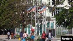 Stanovnici sa stvarima dok su bježali iz svojih domova nakon nasilnih sukoba u glavnom gradu koji su oštetili komunikacije i doveli do bijega iz glavnog zatvora u Port-au-Princeu, Haiti, 3. marta 2024.