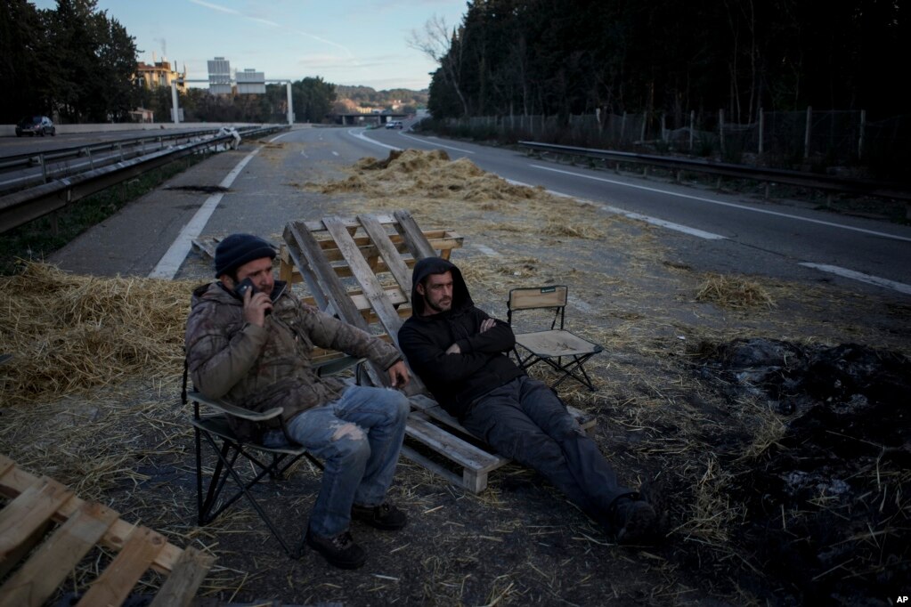 Dy fermerë gjatë protestës në një autostradë të bllokuar në Francë.&nbsp;