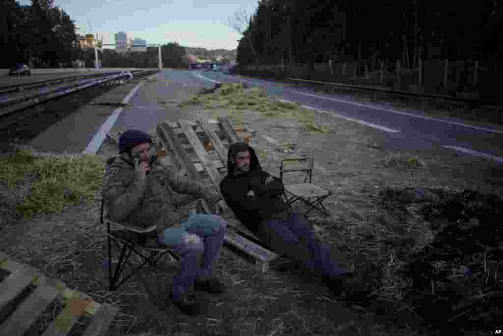 Dy fermerë gjatë protestës në një autostradë të bllokuar në Francë.&nbsp;