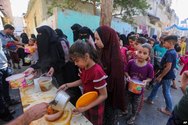 Palestinezët duke marrë ushqim në Rafah, Gazë, 8 nëntor 2023.