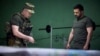 Аляксандар Сырскі робіць даклад Уладзіміру Зяленскаму непадалёк ад лініі фронту ў Данецкай вобласьці, 26 ліпеня 2025 году.