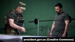 Аляксандар Сырскі робіць даклад Уладзіміру Зяленскаму непадалёк ад лініі фронту ў Данецкай вобласьці, 26 ліпеня 2025 году.