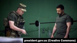 Comandantul Forțelor Terestre ale Forțelor Armate Ucrainene, general-colonelul Oleksandr Syrskyi, și președintele Ucrainei, Volodimir Zelenski. Donețk, 26 iunie 2023