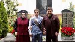 Медни, Ахмат и Рамзан Кадыровы (слева направо). Выпускной Ахмата. Май 2023 года. Фото: пресс-служба "Центра образования имени Ахмата Кадырова"