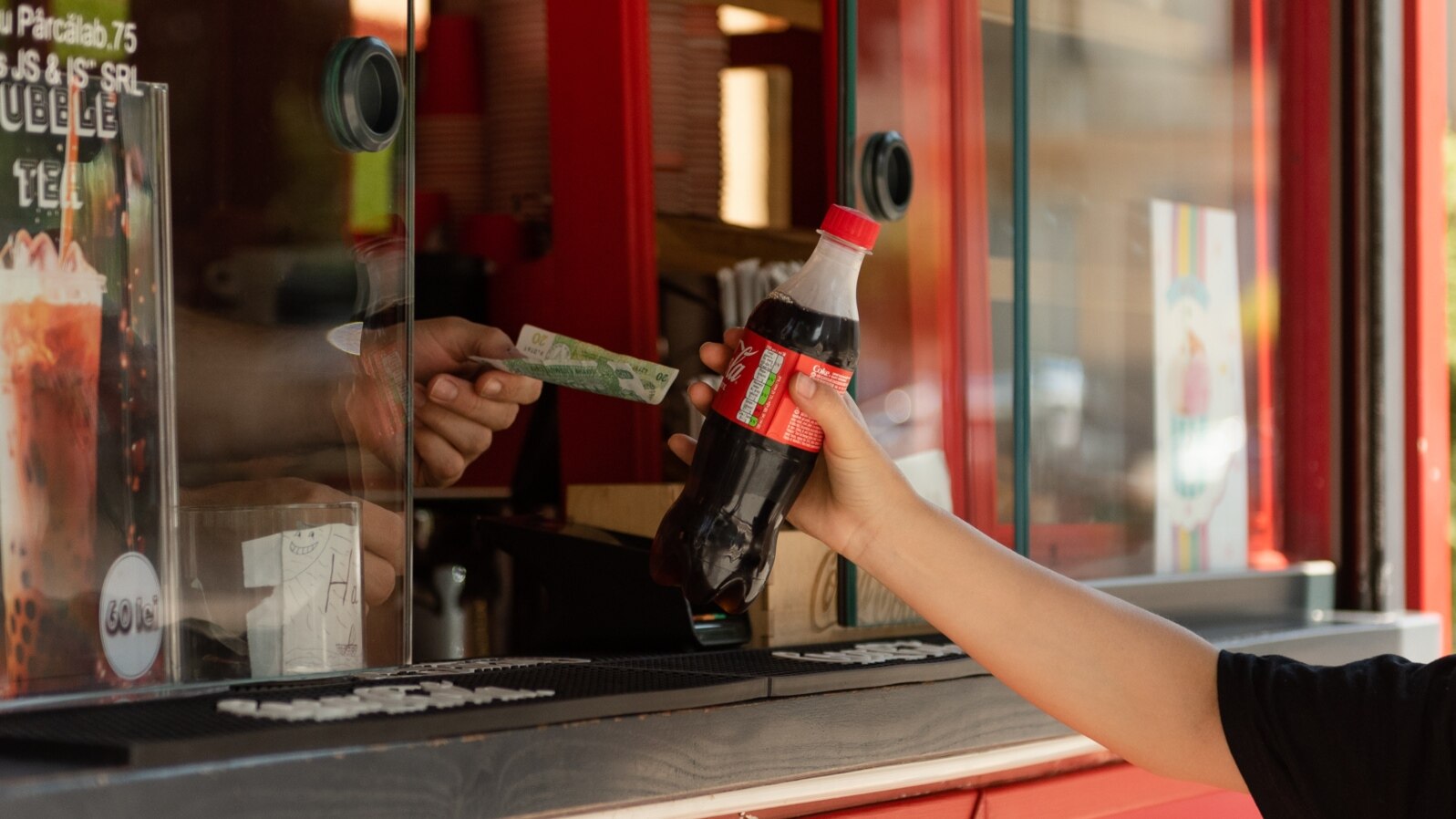 Autoritățile vor să creeze un sistem în care consumatorul să plătească un adaos la prețul băuturii și să întoarcă recipientul gol pentru a-și obține banii înapoi