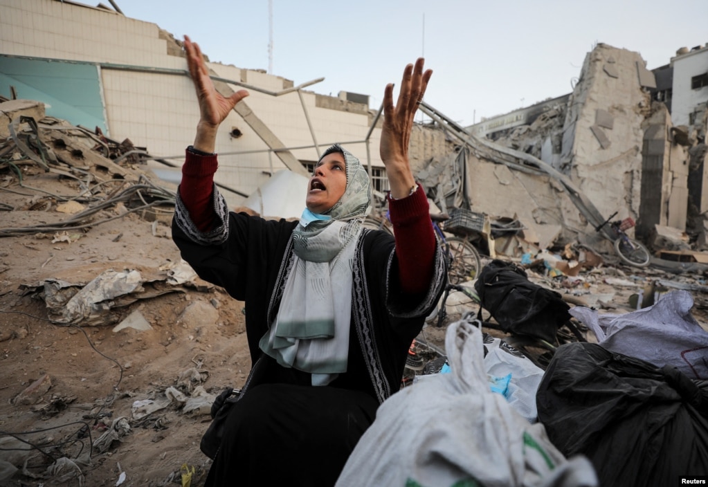Reagimi i një gruaje derisa shikon dëmet në Spitalin Al -hifa. Forcat izraelite u tërhoqën nga spitali dhe zona përreth tij, pas një operacioni që zgjati dy javë, mes konfliktit të vazhdueshëm midis Izraelit dhe Hamasit, në Qytetin e Gazës, 1 prill 2024.