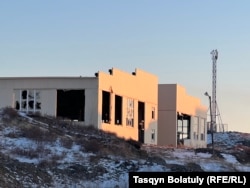 Здания заброшенного комплекса со временем были разграблены. Усть-Каменогорск, 25 января 2024 года