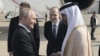 Președintele Rusiei, Vladimir Putin, dând mâna cu președintele Emiratelor Arabe Unite (EAU), șeicul Mohamed bin Zayed Al Nahyan, în capitala EAU, Abu Dhabi, 6 decembrie 2023