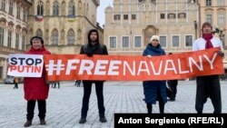 Navalnij és az összes politikai fogoly szabadon engedéséért tüntetnek Prágában 2024. január 21-én