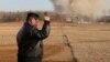 Севернокорейският лидер Ким Чен Ун вдига юмрук, докато ръководи учение на противопожарно поделение. Северна Корея, 18 март 2024 г. Снимката е публикувана на 19 март 2024 г. от Корейската централна новинарска агенция.