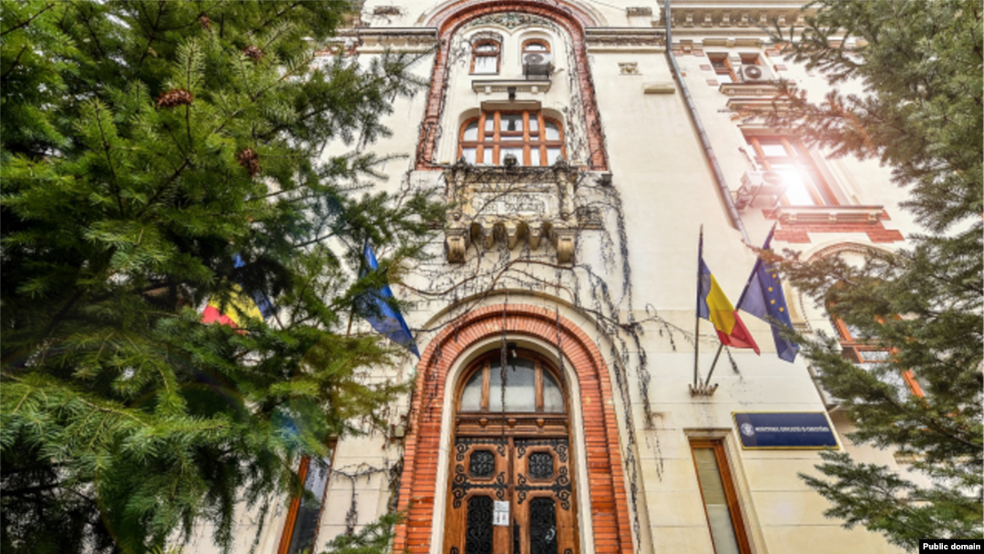 Ministerul Educației a publicat rezultatele la proba scrisă a examenului de titularizare 2024. Foto: Intrarea principală în sediul Ministerului Educației.