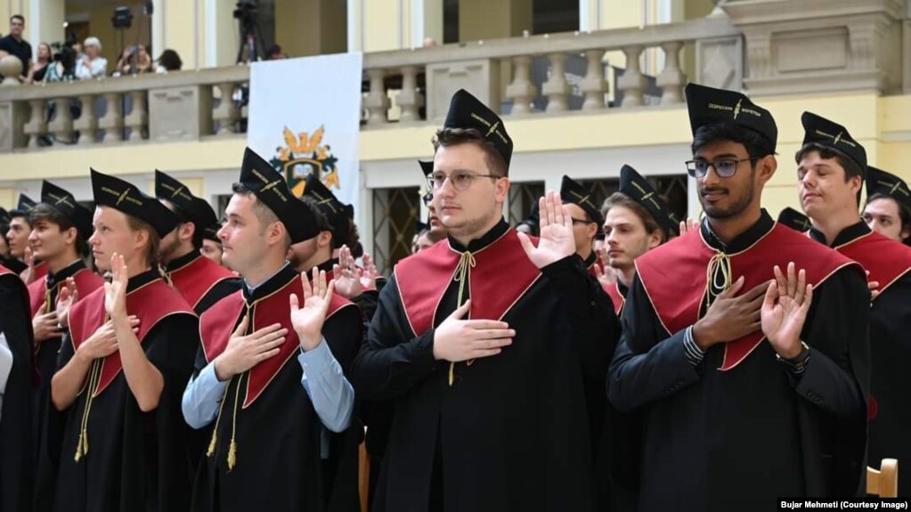 Bujar Mehmeti, i dyti nga e djathta, gjatë ceremonisë së diplomimit në Universitetin e Debrecenit në Hungari.