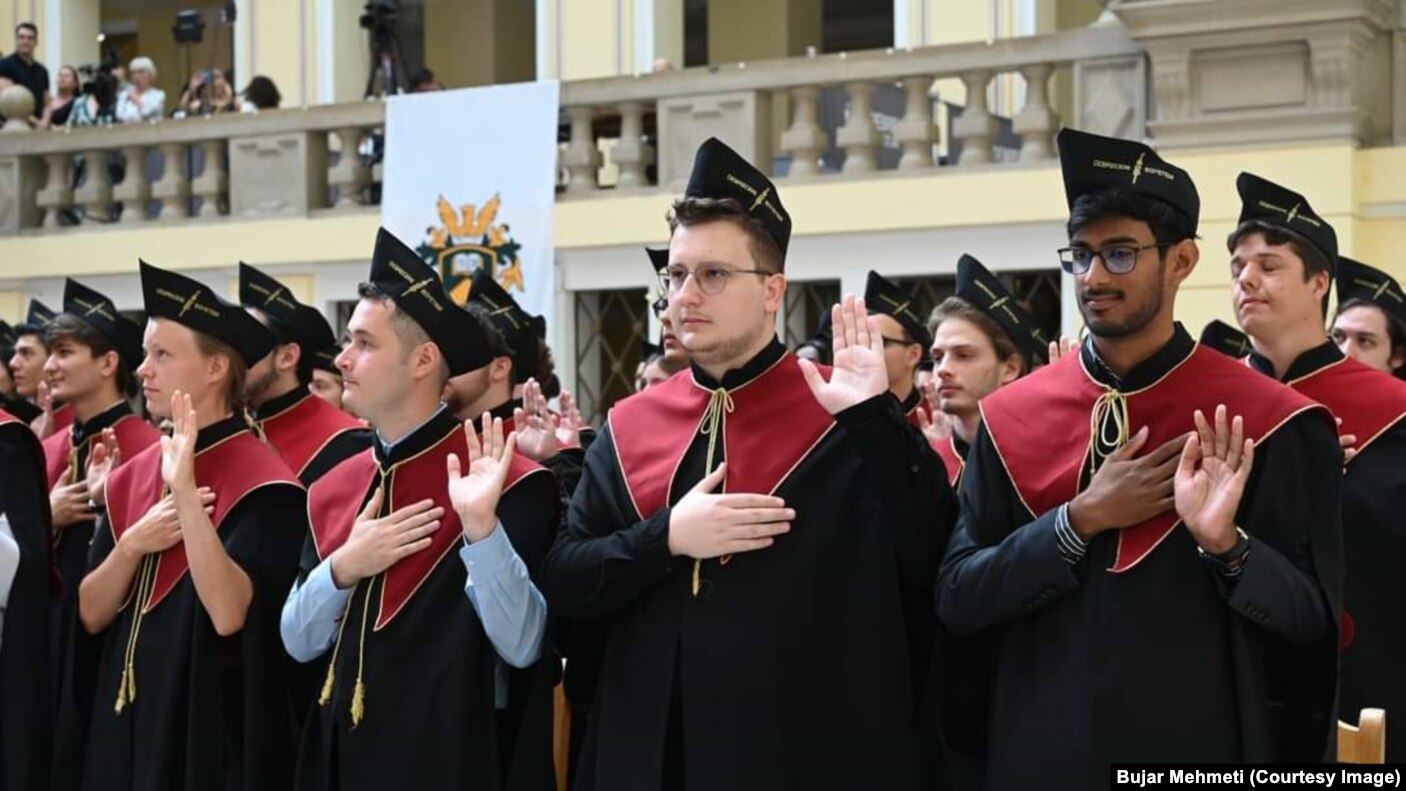 Bujar Mehmeti, i dyti nga e djathta, gjatë ceremonisë së diplomimit në Universitetin e Debrecenit në Hungari.