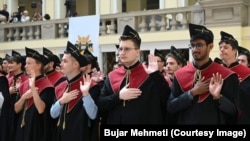 Bujar Mehmeti, i dyti nga e djathta, gjatë ceremonisë së diplomimit në Universitetin e Debrecenit në Hungari.