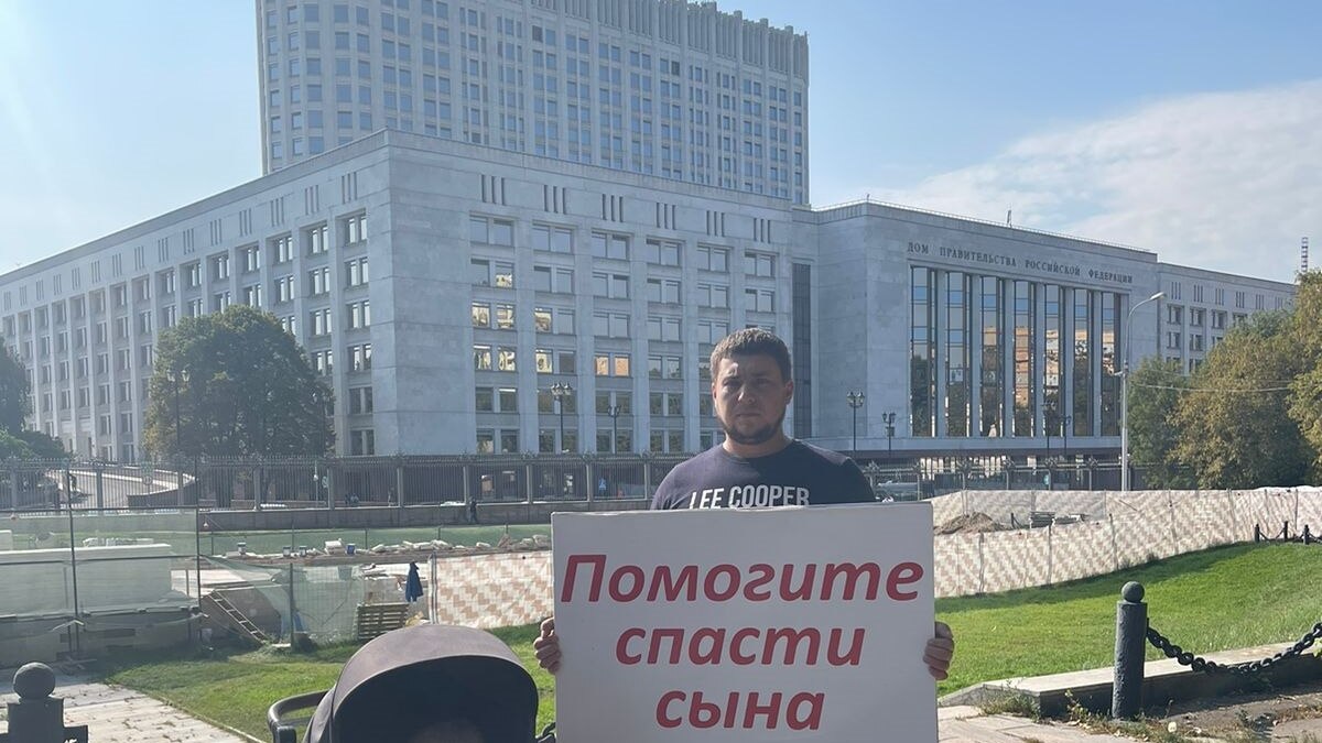 The father of a disabled child went on a picket to the Ministry of Health of the Russian Federation with a request for help