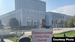 Одна из предыдущих протестных акций семьи Бахтиных - у здания правительства России