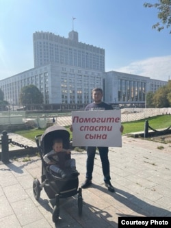 Дмитрий Бахтин и Миша у Дома правительства, 31 августа 2023 года