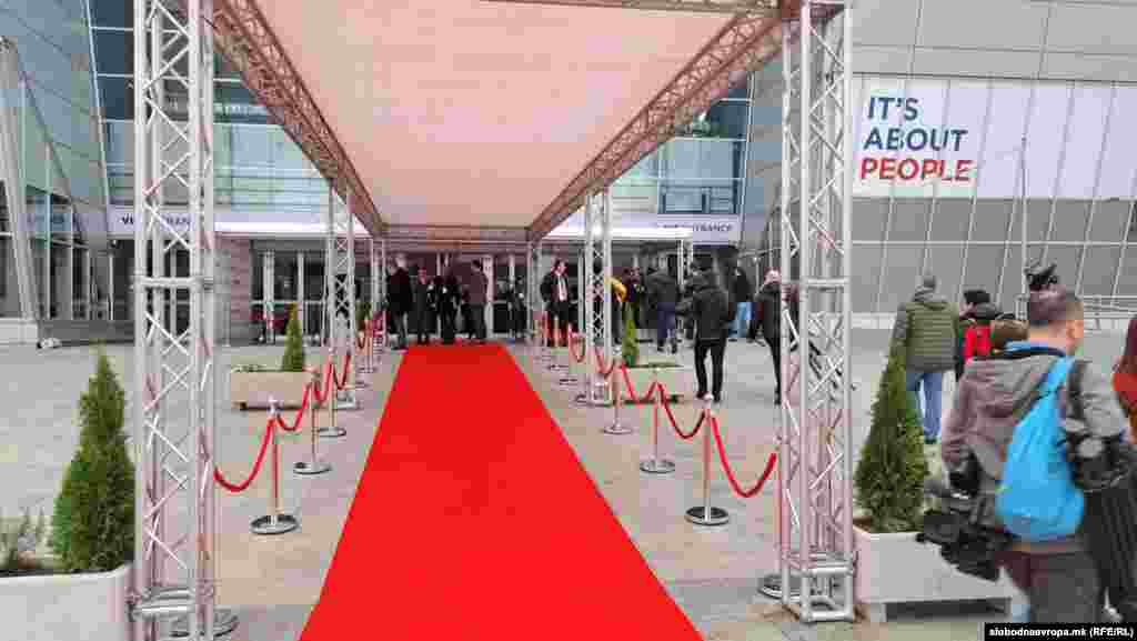 Црвен килим за учесниците во 30-иот министерски состанок на ОБСЕ Во Скопје денеска, 30.11.2023, започнува Триесеттиот министерски совет на Организацијата за безбедност и соработка во Европа - ОБСЕ, на кој учествуваат околу 1000 делегати од 57 земји членки на Организацијата и земји партнери.
