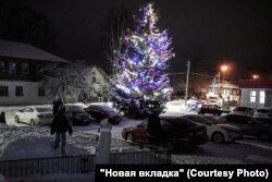 60-летнюю ель Александры Силеевой поставили возле ДК на центральной площади Ардатова. После праздников дерево утилизируют. Фото: Никита Цицаги