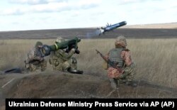 Ukrajinski vojnici lansiraju raketu Javelin tokom vojne vežbe u regionu Donjecka 12. januar 2022.
