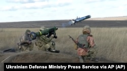 'Džaveline' koristi i ukrajinska vojska. Na fotografiji ukrajinski vojnici koriste lanser sa američkim projektilima 'džavelin' tokom vojnih vježbi u oblasti Donjeck, Ukrajina, januar 2022.