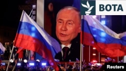 Presidenti Vladimir Putin është udhëheqës politik i pakonkurrencë, i cili mbetet popullor për shumë rusë.