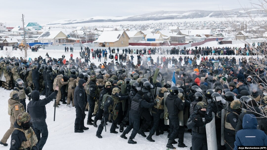 Protestatarii s-au ciocnit cu polițiștii în Baimak, un oraș cu circa 17.000 de locuitori, din regiunea Bașchiria, pe 17 ianuarie 2024, după ce un tribunal a condamnat un activist local la patru ani de închisoare.